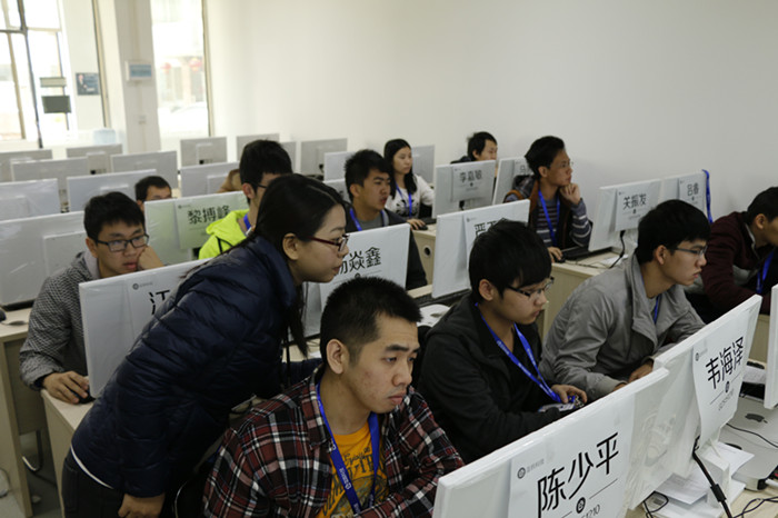 1491792900707344.jpg 開班第一天 老師指導(dǎo)我們.JPG